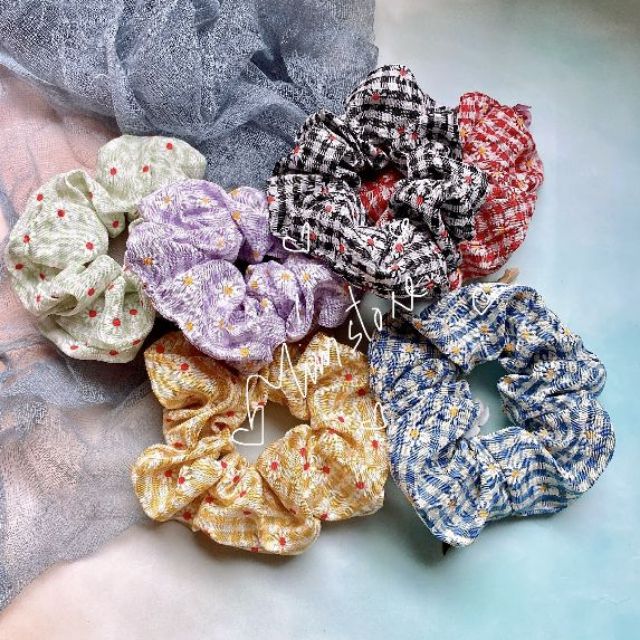 [4MOMS]{Ảnh thật}SCRUNCHIES CARO HÌNH CÚC KHUYẾT NHIỀU MÀU -CỘT TÓC VẢI THỜI TRANG NỮ