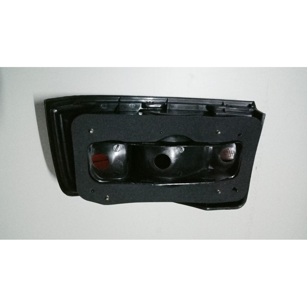 Đèn hậu Mazda 323 đời 95-97 -tặng vòng xoay hương hoa