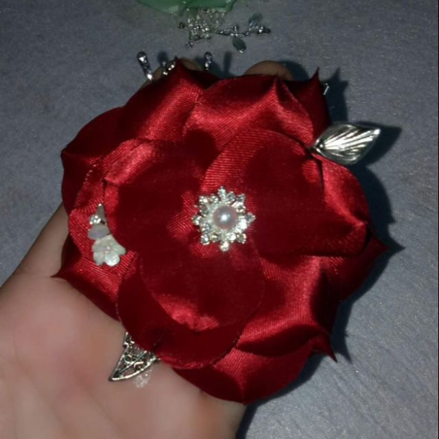 Cài áo ruy băng đỏ