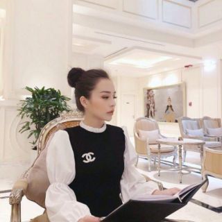 Váy đen phối tay trắng kèm tag