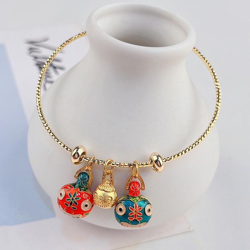 Vòng tay gắn ba chuông mẫu con bọ cánh cứng mùa hè độc đáo