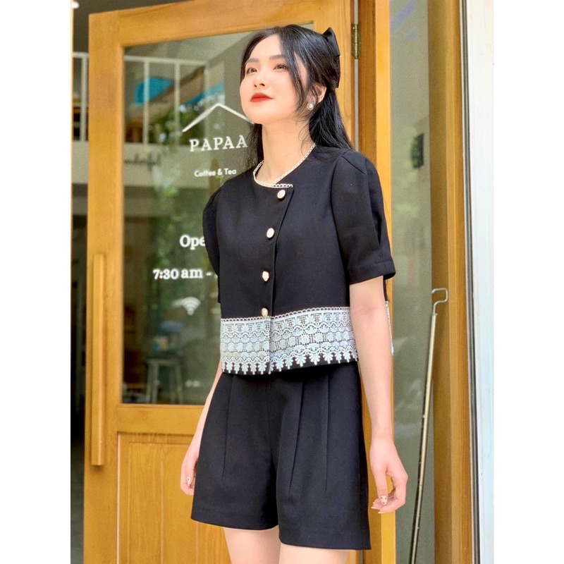 Áo đen phối chân ren Maylin