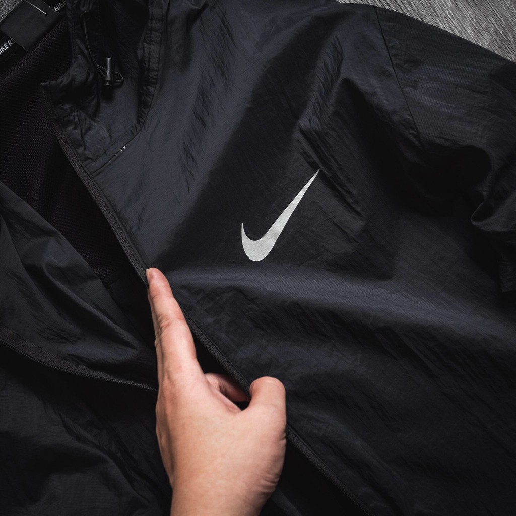 Áo khoác gió thể thao có mũ màu đen