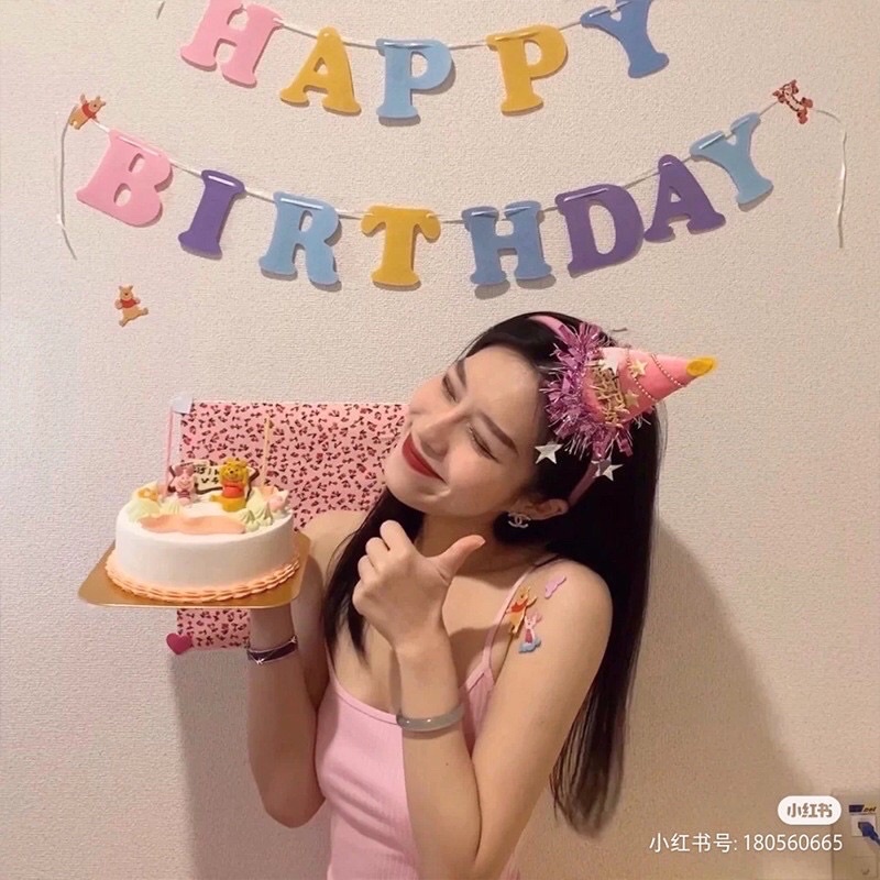 Chữ Happy birthday có kích thước cao 15cm, rộng 3cm