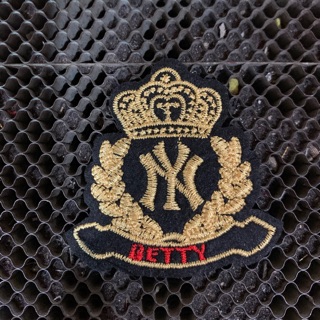 Sticker thêu logo yn
