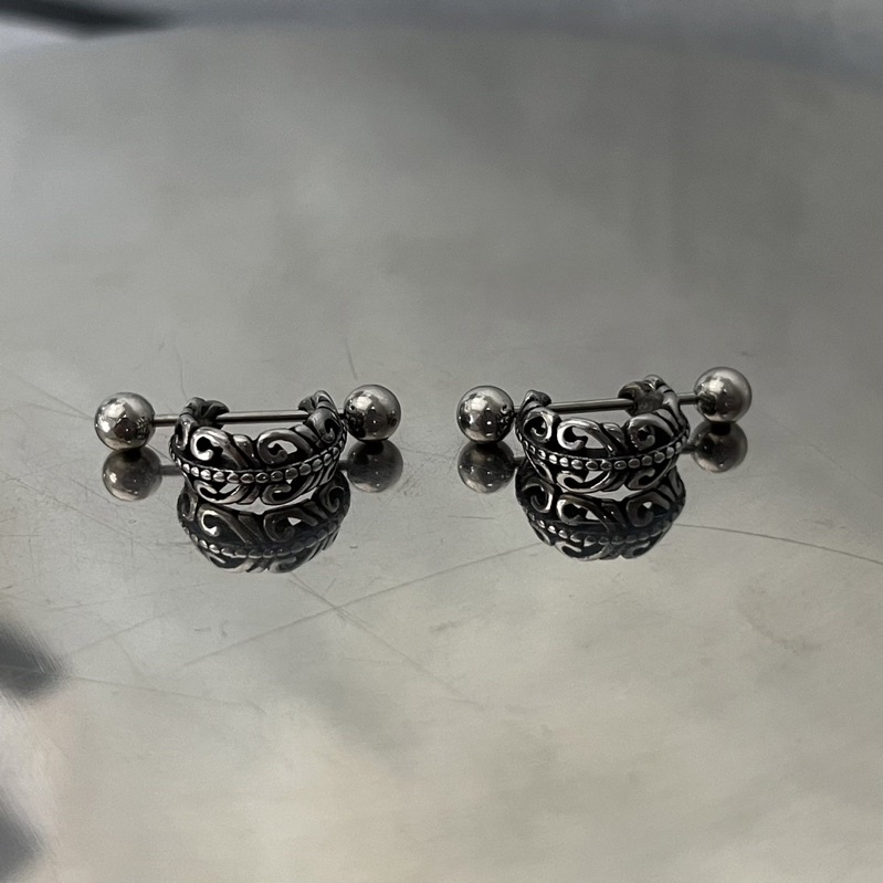 Khuyên tai chrome heart dạng xỏ lỗ thép titan không gỉ