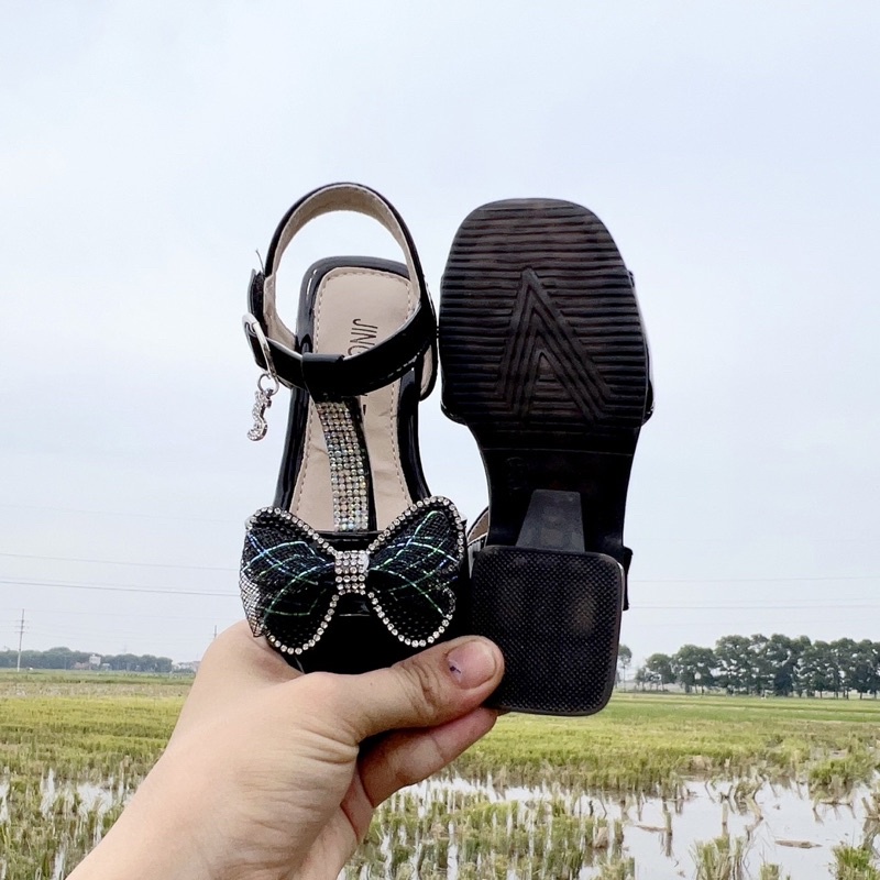 Sandal cho bé gái đi học, đi chơi - dép quai hậu cho bé có gót đế dẻo da bóng êm chân nơ lưới đá sang chảnh 8101