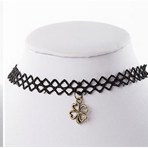 Vòng cổ choker - Dây vải đen, mặt cỏ 4 lá bằng đồng