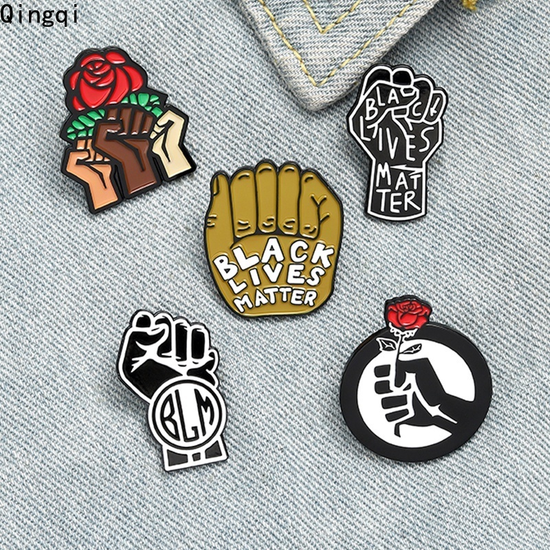 Huy Hiệu Cài Áo Miss Zoe Kim Loại Tráng Men Hình Lives Matter Đen