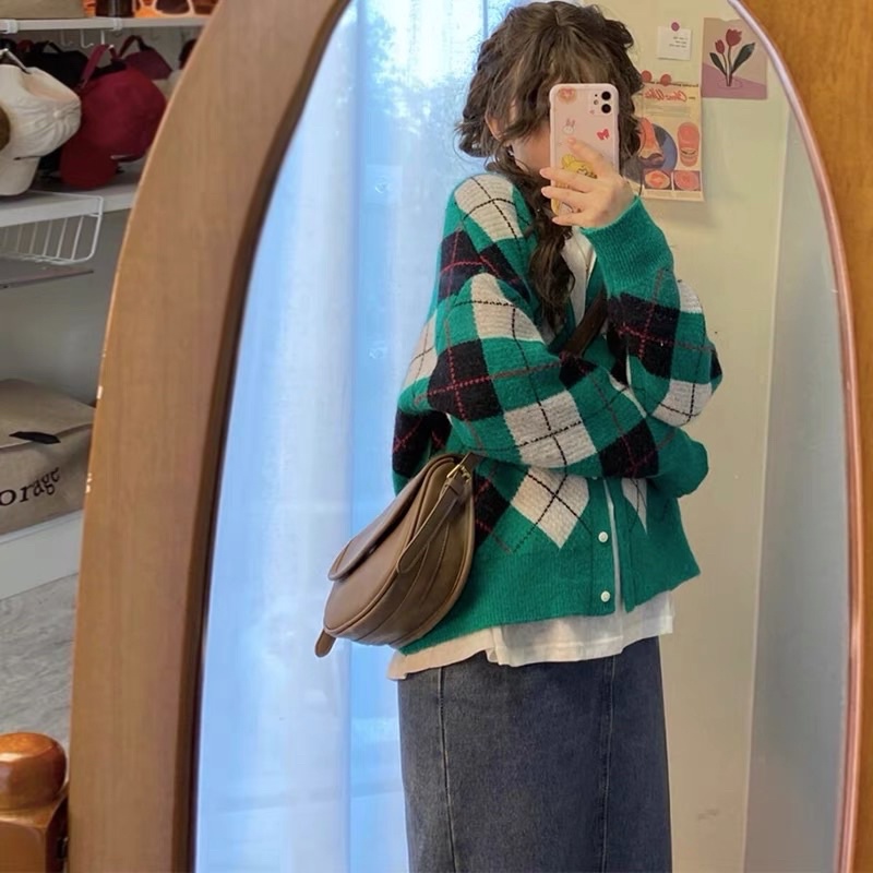 Áo khoác cardigan len cổ V màu xanh lá họa tiết kim cương kẻ ô quả trám