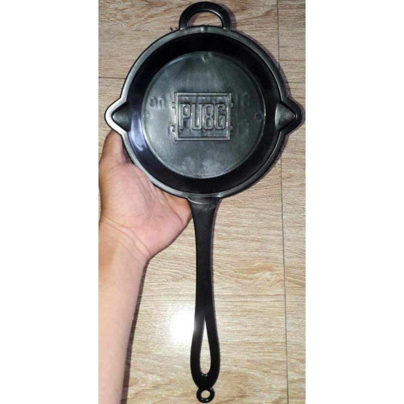 Một chiếc chảo đồ chơi mô hình bằng nhựa trong game Pubg dài 40cm