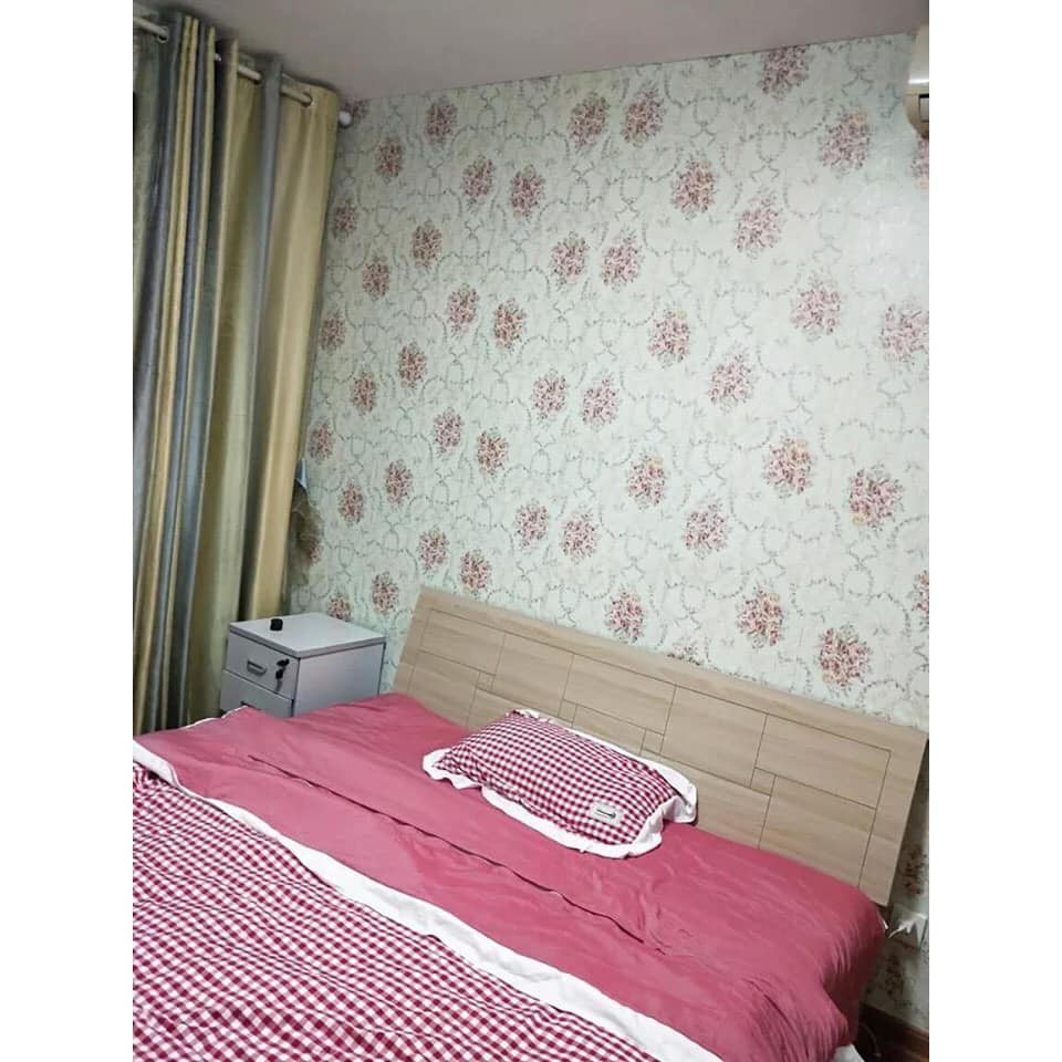 Giấy dán tường có sẵn keo mặt sau hay còn gọi là decal dán tường theo cuộn. Khổ mỗi cuộn là dài 10m, rộng 0.45m / cuộn