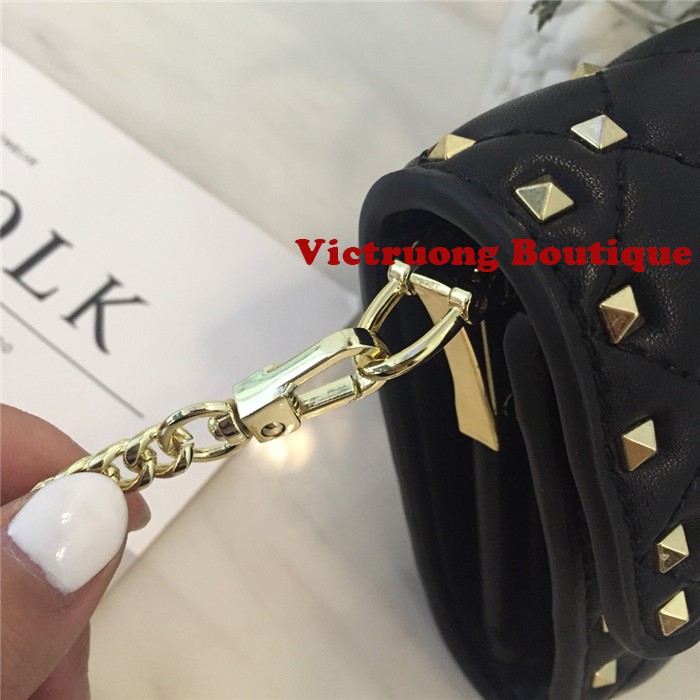 Ví cầm tay đính đinh tán