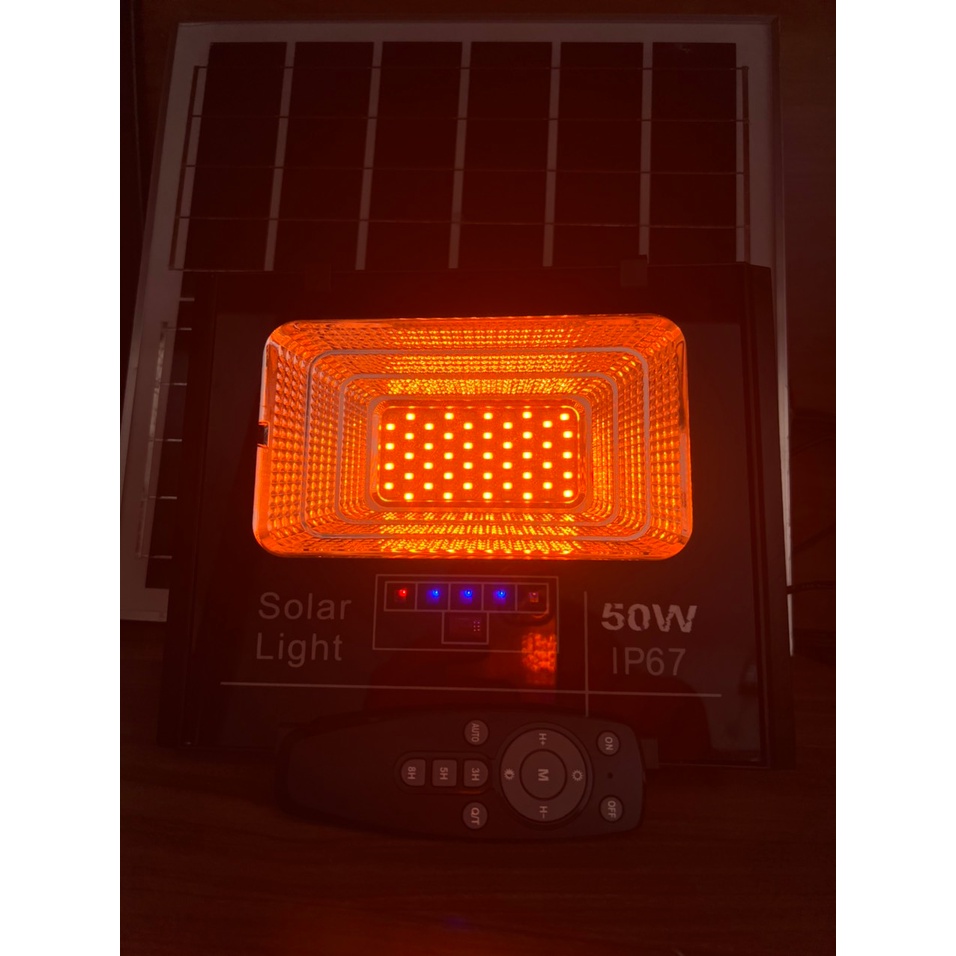 Đèn pha đổi muỗi. đổi 2 màu  năng lượng mặt trời thương hiêu Mayor Wolf, công xuất 50W bảo hành 2 năm.