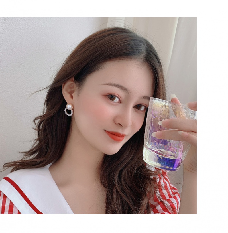 Heart-shaped stud earrings with pearl earrings