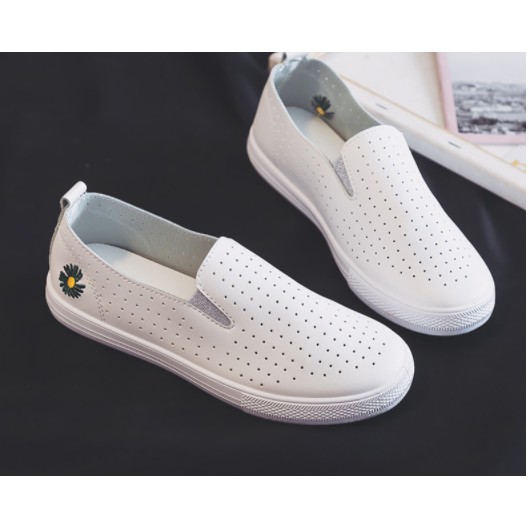 Giày slip on trắng hoa cúc hàng Quảng Châu | BigBuy360 - bigbuy360.vn