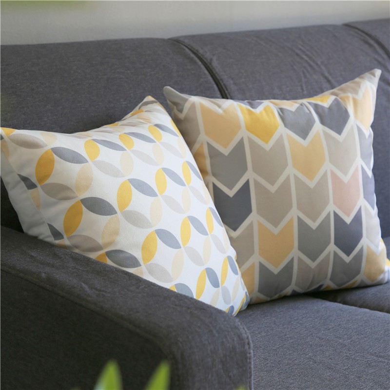 Bao gối họa tiết hình học màu vàng dùng trang trí ghế sofa