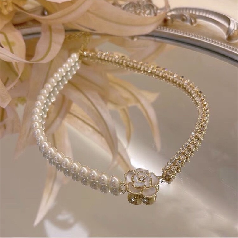 Vòng cổ choker hạt trai kết hợp đá cùng mặt chuyền hoa trắng lấp lánh