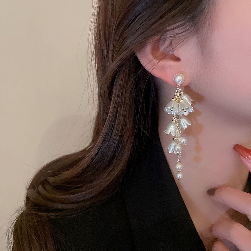 Khuyên tai lủng lẳng kiểu dáng hoa ngọc trai nhân tạo tinh xảo phong cách Hàn Quốc