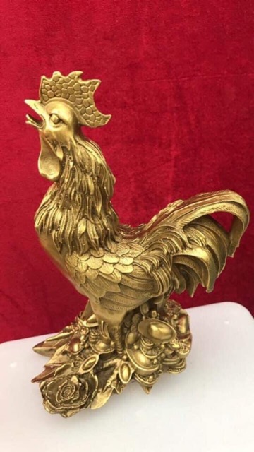 Gà đồng, tượng gà đồng phong thủy. Gà trống đồng 30cm đứng tiền và hoa hồng, gà đồng ôm tiền và hoa hồng. gà nhị hoa