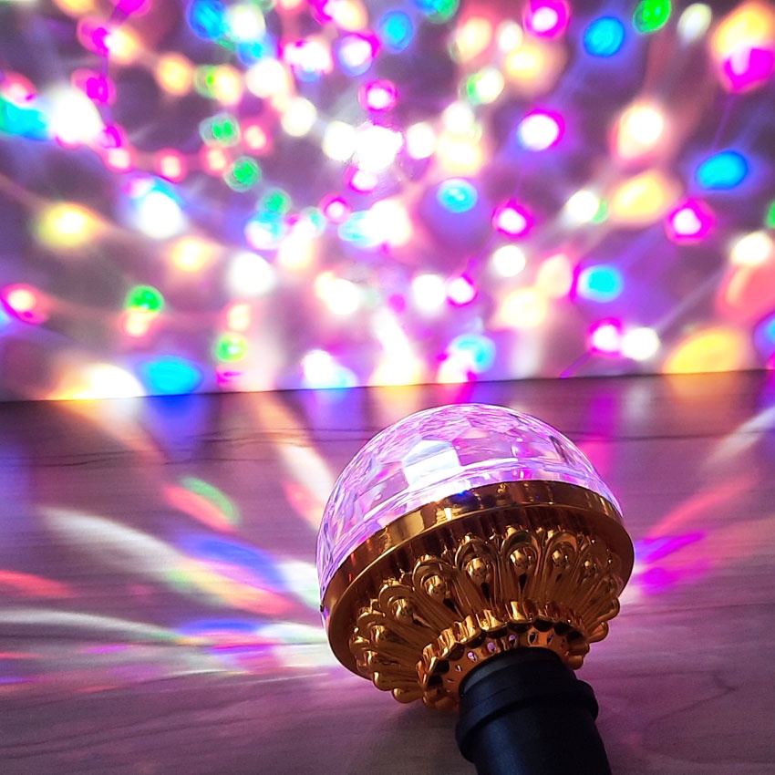Đèn LED xoay 7 màu, đèn vũ trường mini kèm đuôi cắm điện có công tắc