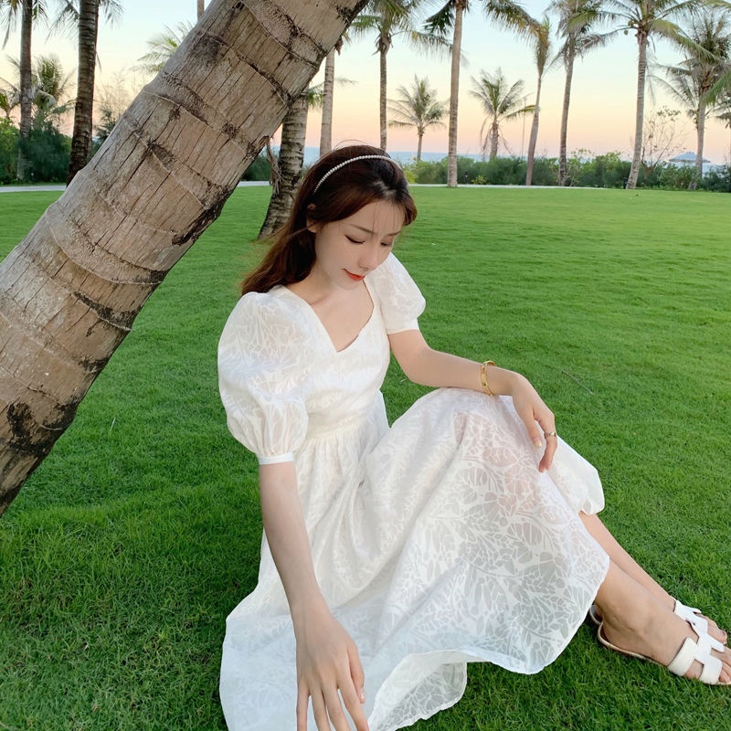 Đầm dài màu trắng tay phồng cổ vuông đơn giản phong cách cổ tích