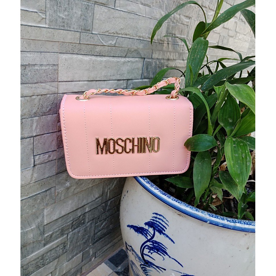 Túi đeo chéo gắn chữ Moschino