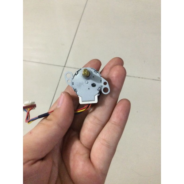 motor vẩy đảo gió điều hòa chân trung