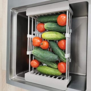 Rổ co giãn đặt ngang bồn rửa chén