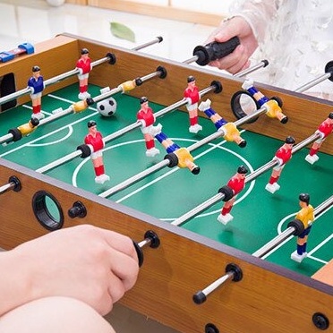 Bàn bi lắc bóng đá trẻ em có 6 tay cầm và có chân,rèn luyện tính phản xạ cho bé