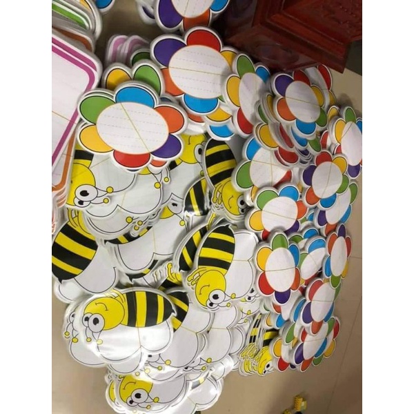 Set ong hoa(1 ong + 1 hoa) chất liệu ép plastic, sẵn nam châm dính bảng