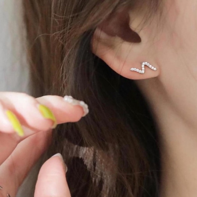 Bông tai nữ dấu ngã NEW đính đá cá tính , chuẩn bạc ta (ảnh thật)