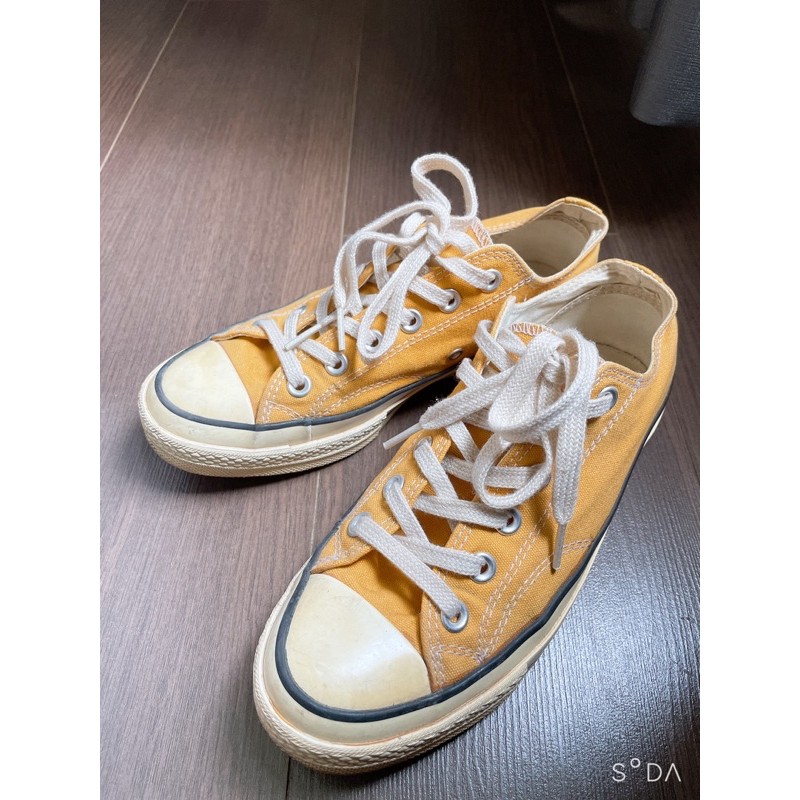 Pass lại giày Converse cổ thấp màu vàng