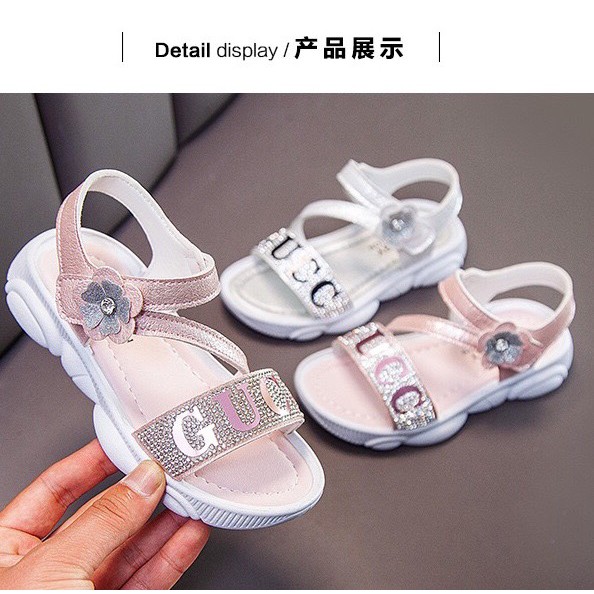 Sandal bé gái gắn hoa phối hạt xinh xắn kèm chữ GUCC XL35