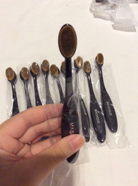 Cọ Thần Thánh MAGIQUE PROFESSIONAL OVAL MAKEUP BRUSH