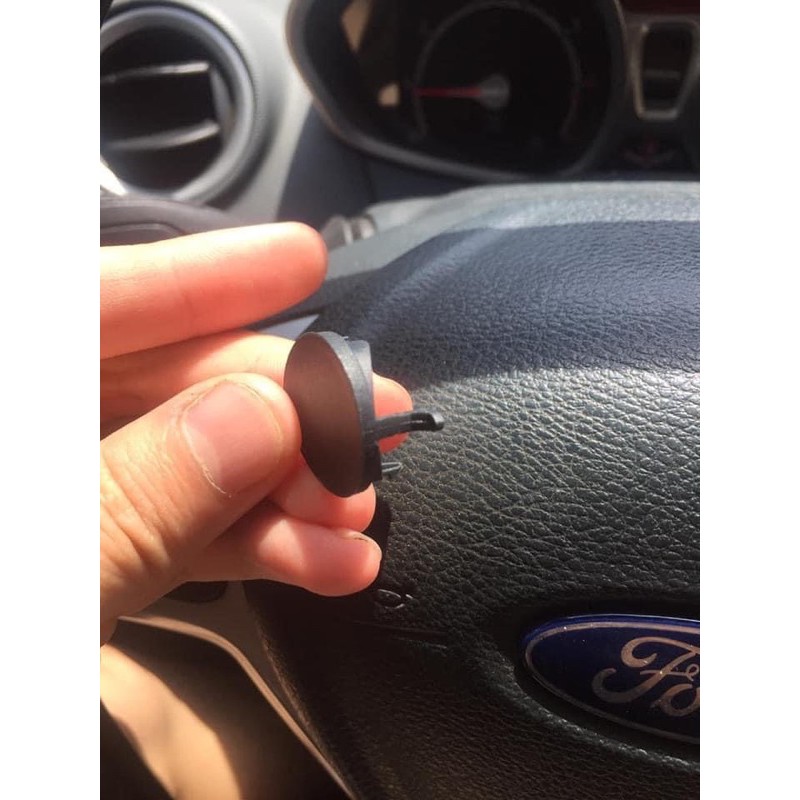 Nút nhựa bịt vít bắt tay mở cửa trong Ford EcoSport