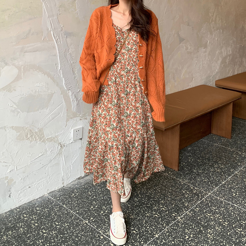 Váy nữ đuôi cá dáng dài 2021,đầm hai dây màu cherry hoa nhí cổ vuông kết hợp áo cardigan len trắng đen cao cấp Hàn Quốc | BigBuy360 - bigbuy360.vn