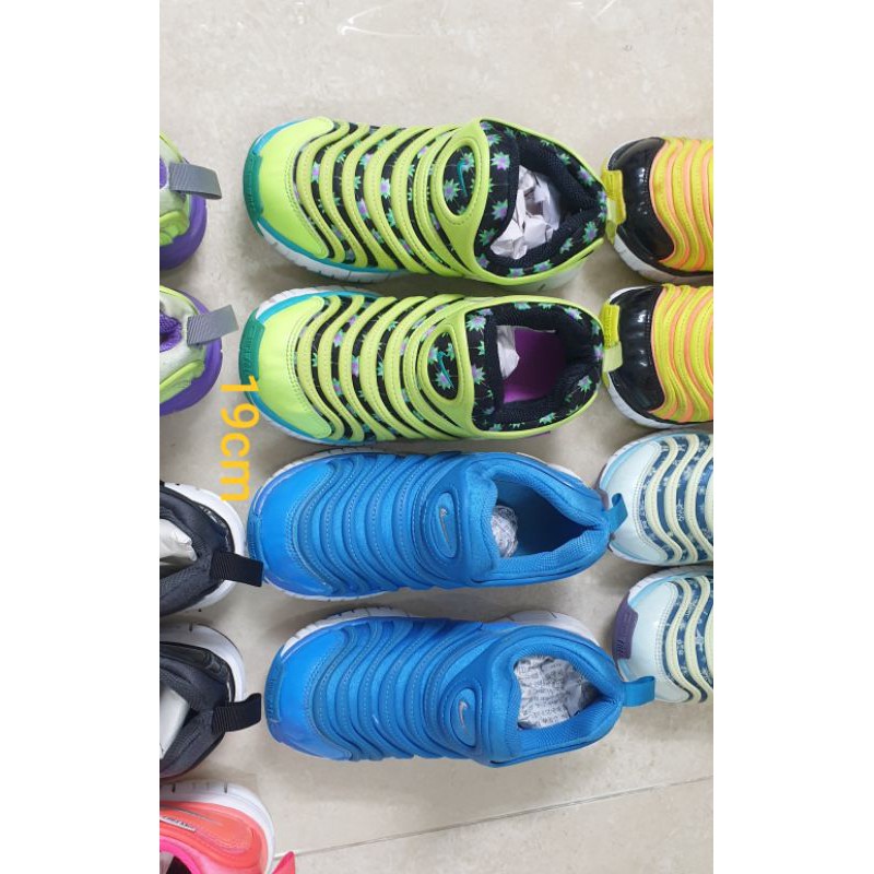 Giày sâu cho bé e, tìm cho ạ