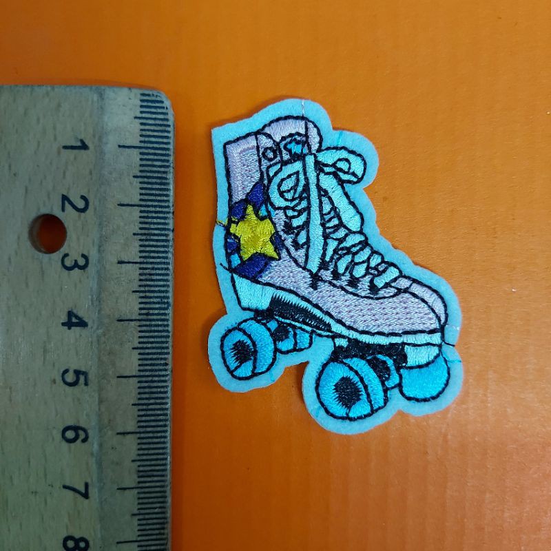 Hình may và hình ủi chiếc giày .