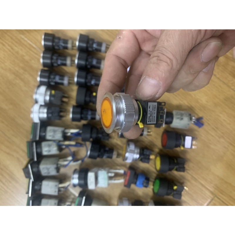 Công tắc nhấn nhá có đèn tháo máy 250VAC-3A. DC 30V-5A