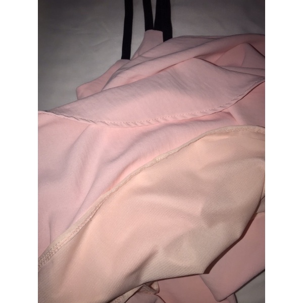 Váy khoét eo thiết kế