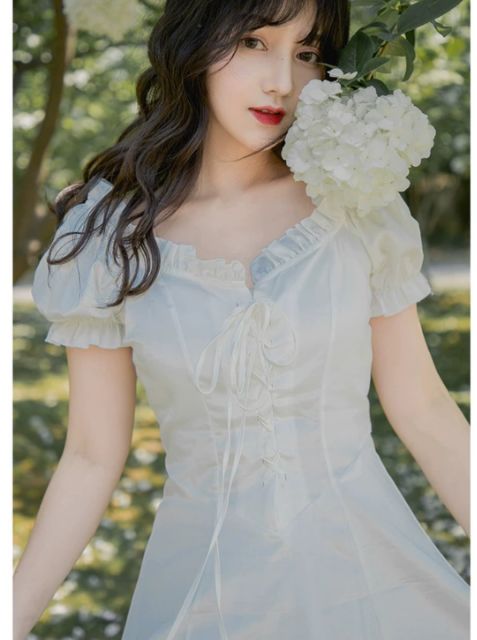Đầm trắng xòe đan dây ngực viền bèo tiểu thư hàn quốc