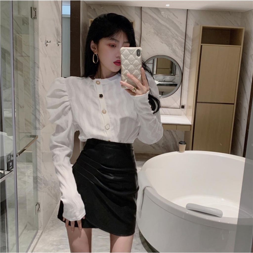 Áo cardigan tay phồng 1 hàng nút với váy mỏng cạp cao họa tiết sọc xiên sang trọng