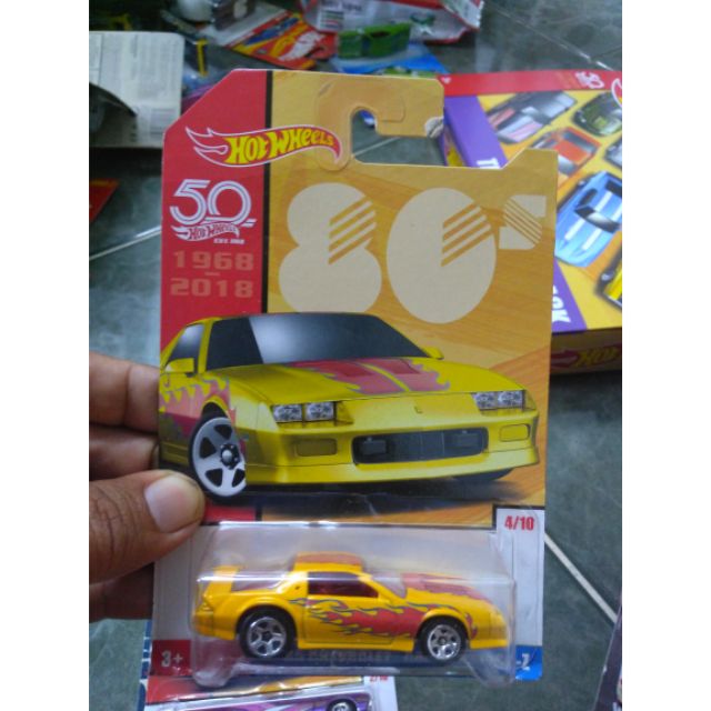 Xe Hotwheels 1985 Chevorlet Camaro Iroc-z special edition