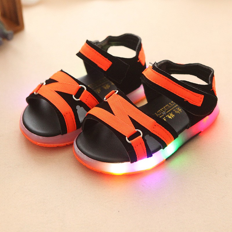 Giày sandal có đèn LED thời trang cho bé