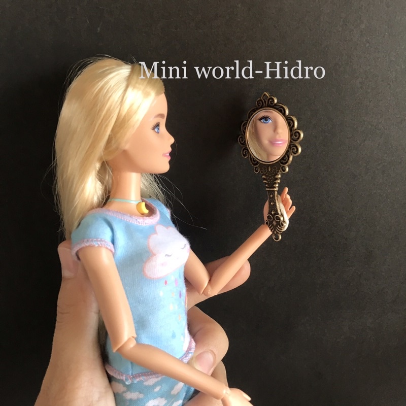Mô hình gương soi cầm tay mini tí hon chân thật bằng kim loại dùng cho trang trí nhà búp bê Barbie, BJD tỉ lệ 1/8, 1/6