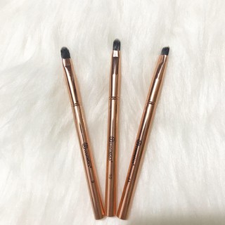 Cọ trang điểm kích thước 10*2 cm chất liệu thân bằng nhựa và sợi nylon và sợi tơ nhân tạo hiệu Bh Cosmetics