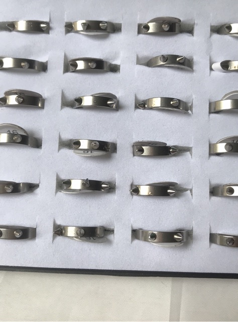 Hộp 36 nhẫn đinh chất liệu titan, thép không gỉ