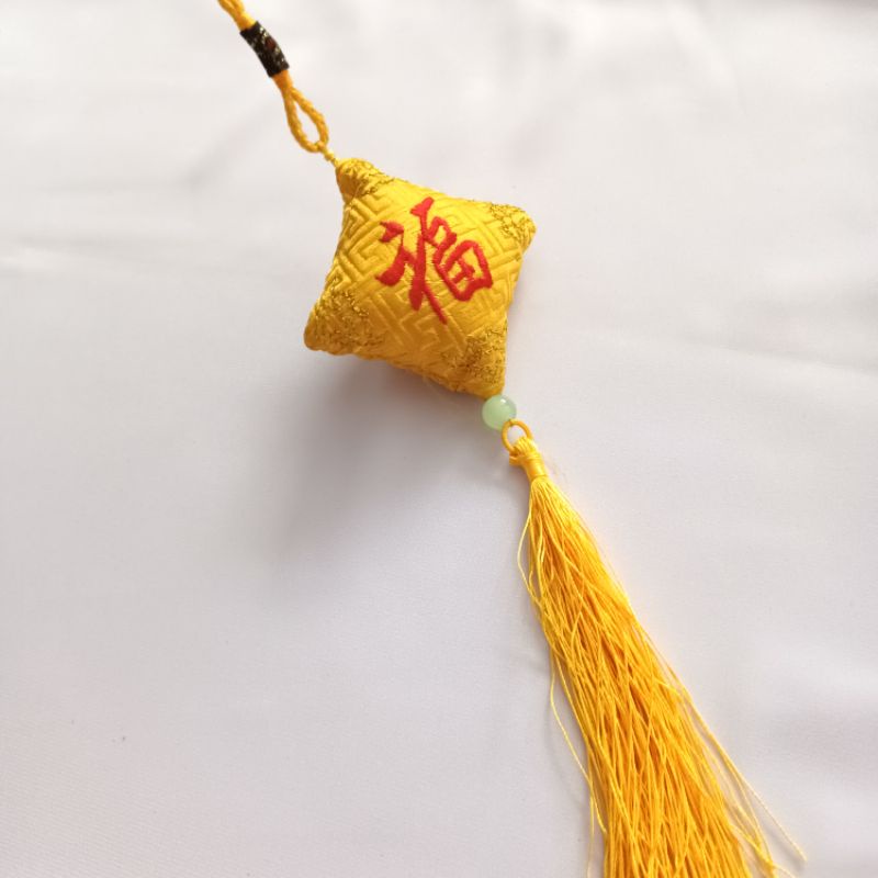 Túi thơm may mắn màu đỏ, màu vàng thêu chữ phúc treo năm mới