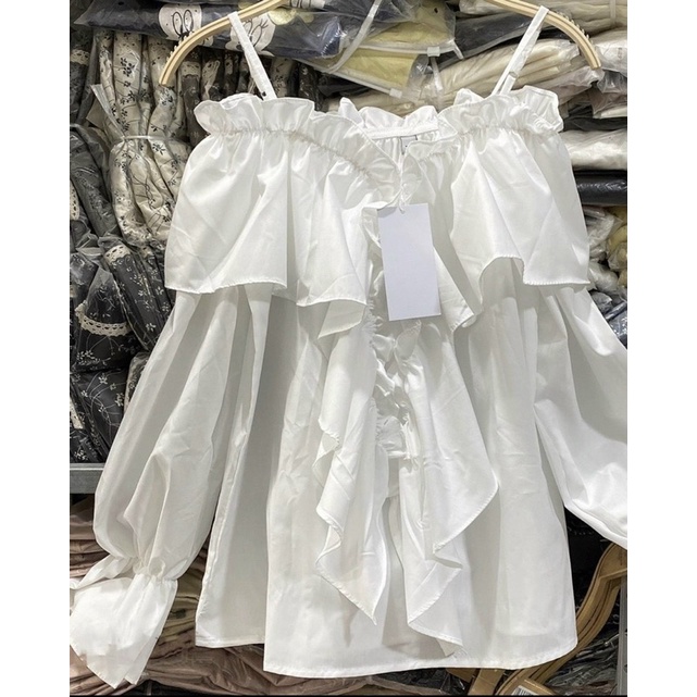 Áo trắng bèo rớt vai tay dài